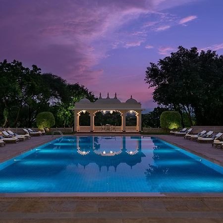 Hotel Trident Udaipur Exterior foto The swimming pool at the Taj Mahal Palace