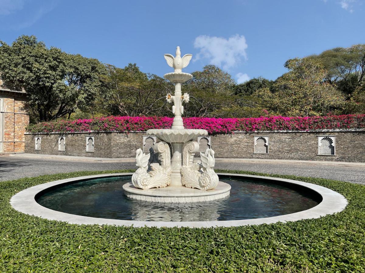 Hotel Trident Udaipur Exterior foto Fountain at the entrance of the house