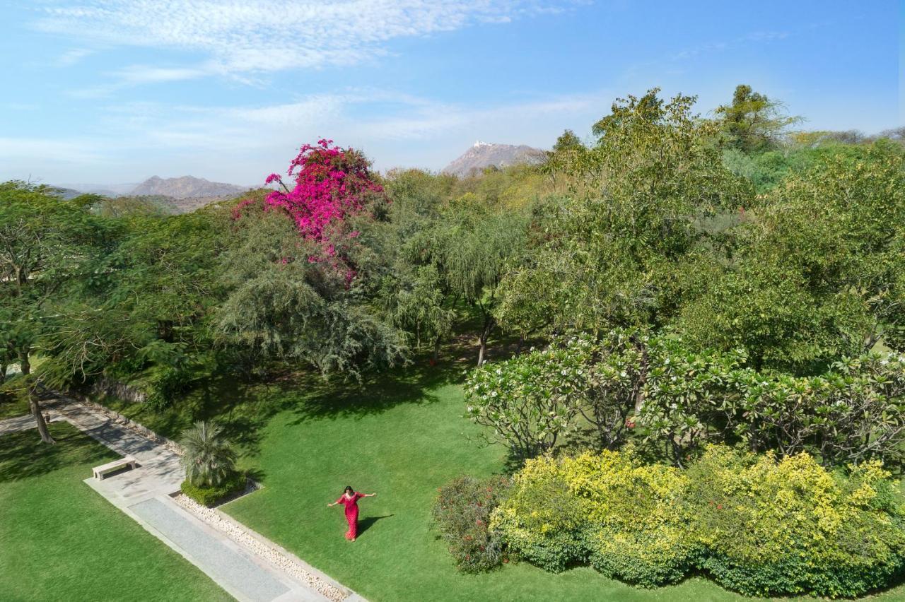 Hotel Trident Udaipur Exterior foto The gardens of the villa