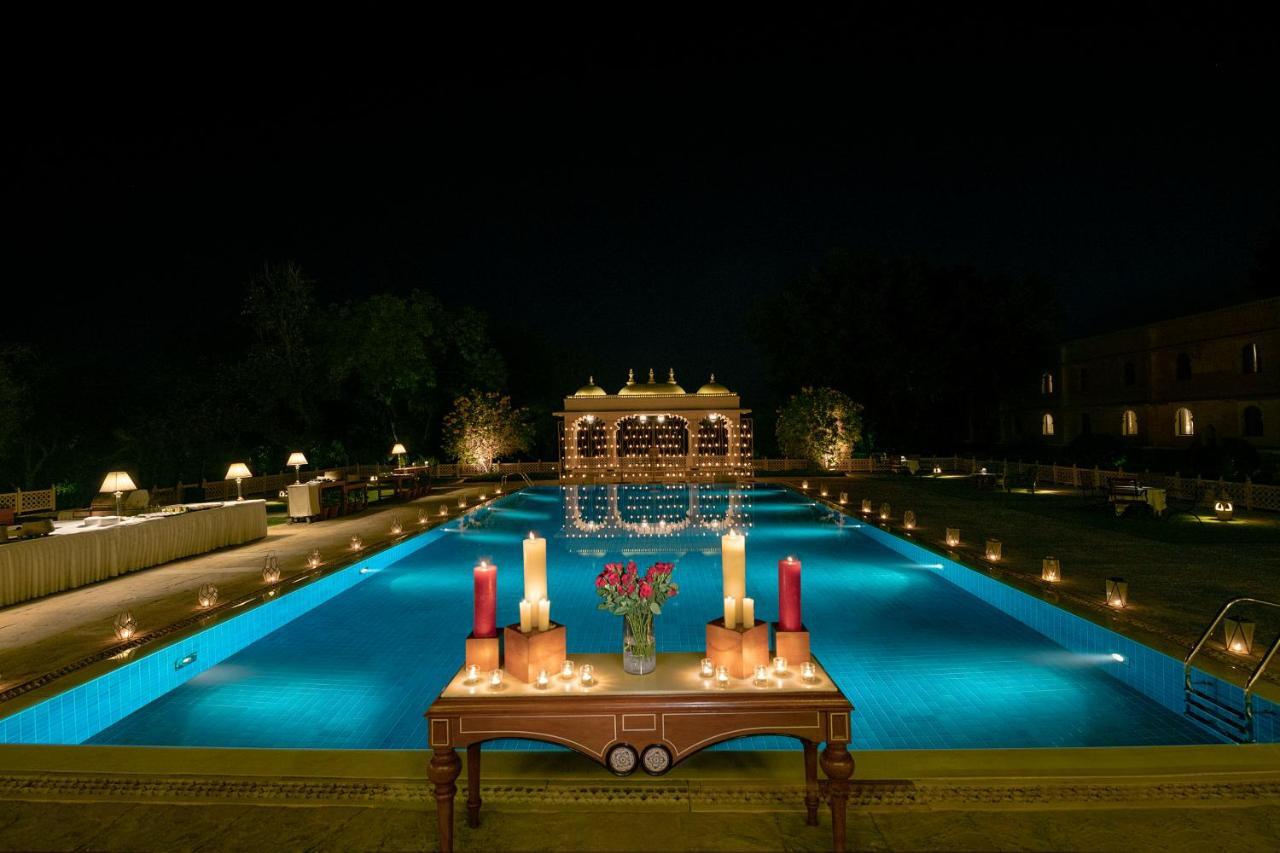 Hotel Trident Udaipur Exterior foto The swimming pool at the resort