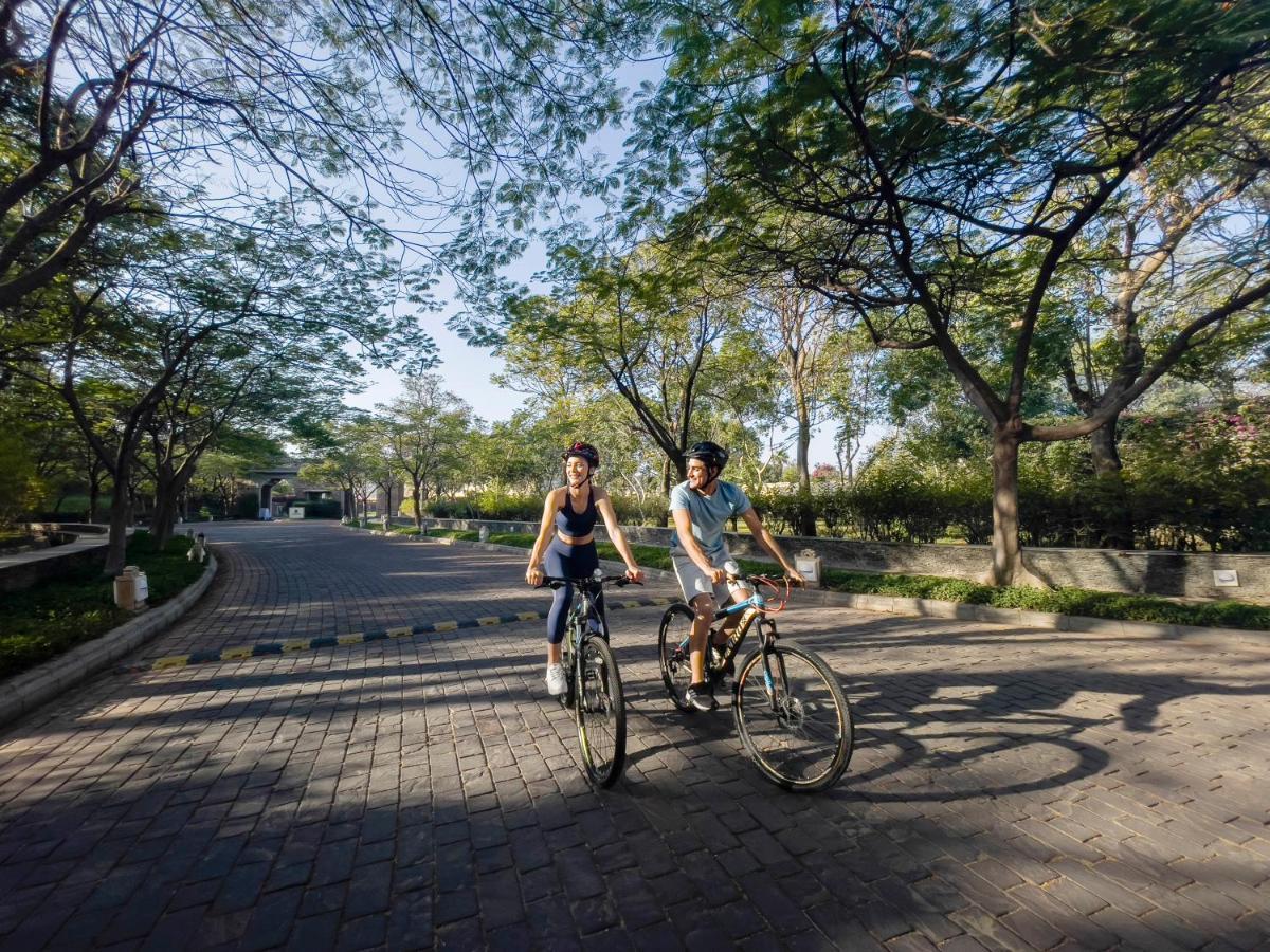 Hotel Trident Udaipur Exterior foto Cycling in the park