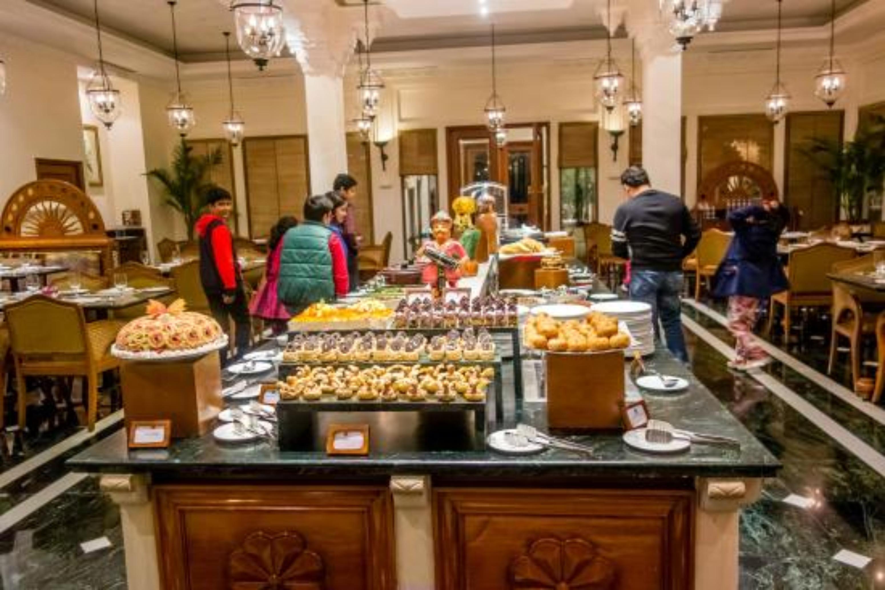 Hotel Trident Udaipur Exterior foto The buffet at the Imperial Hotel