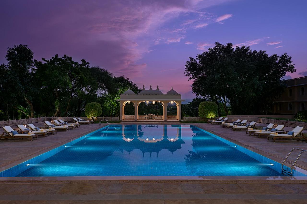 Hotel Trident Udaipur Exterior foto The swimming pool at the Taj Mahal Palace