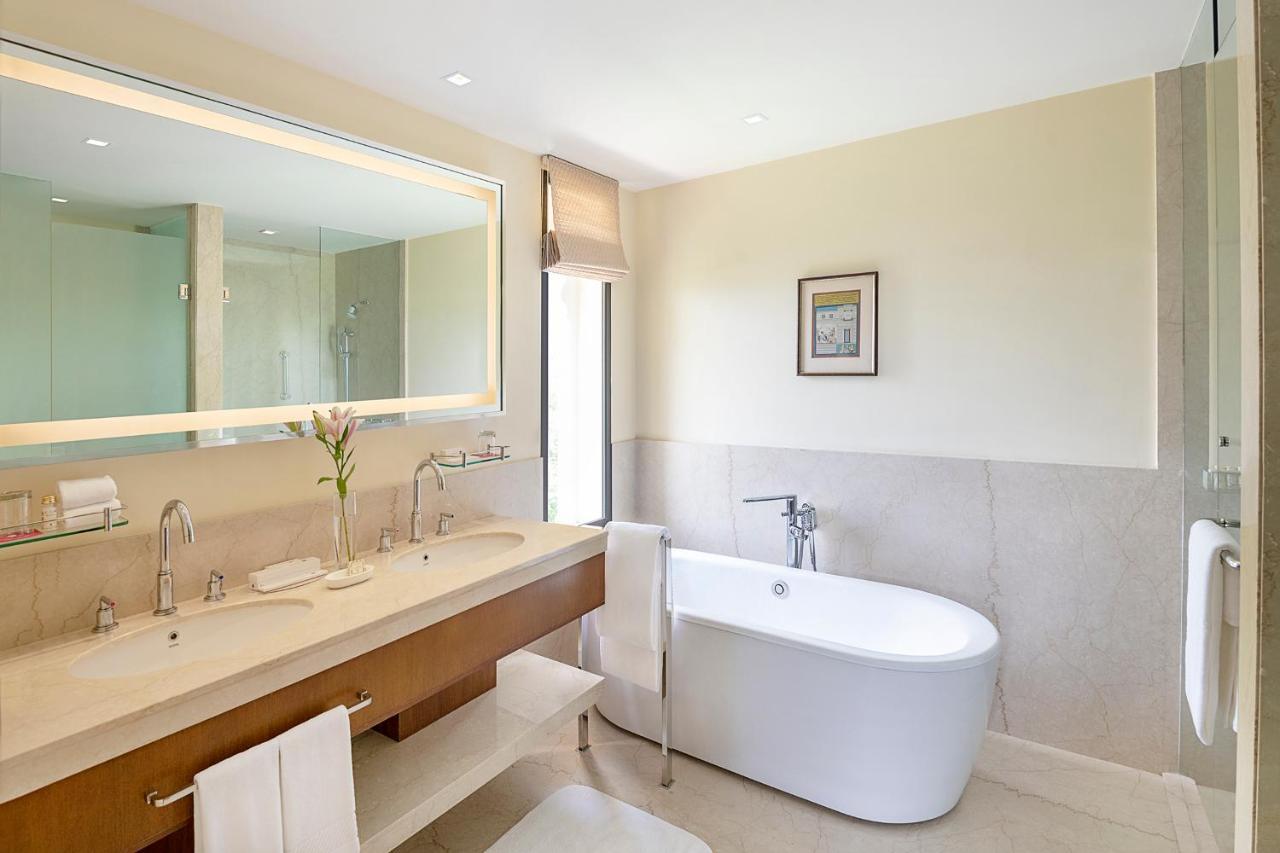 Hotel Trident Udaipur Exterior foto Bathroom